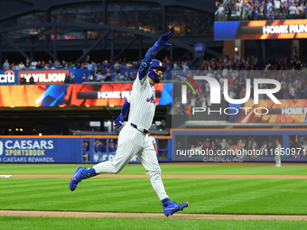 Jesse Winker #3 of the New York Mets rounds the bases after hitting a solo home run during the fourth inning in Game 3 of a baseball NL Divi...