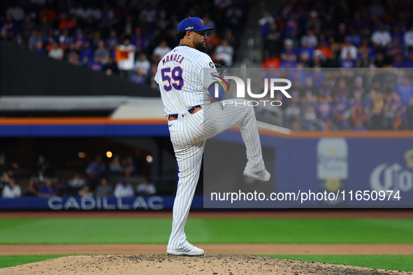 New York Mets starting pitcher Sean Manaea #59 throws during the fifth inning in Game 3 of a baseball NL Division Series against the Philade...