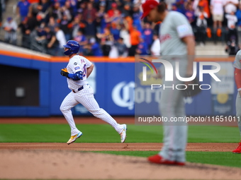 Pete Alonso #20 of the New York Mets rounds the bases after homering as Philadelphia Phillies starting pitcher Aaron Nola #27 stands on the...