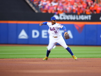 New York Mets shortstop Francisco Lindor #12 fields and throws during the first inning in Game 3 of a baseball NL Division Series against th...