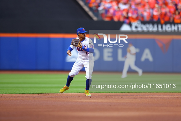 New York Mets shortstop Francisco Lindor #12 fields and throws during the first inning in Game 3 of a baseball NL Division Series against th...