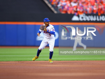 New York Mets shortstop Francisco Lindor #12 fields and throws during the first inning in Game 3 of a baseball NL Division Series against th...