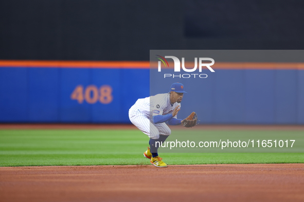 New York Mets shortstop Francisco Lindor #12 fields and throws during the first inning in Game 3 of a baseball NL Division Series against th...