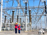 An intelligent robot and operation and maintenance personnel carry out a special inspection of the main equipment in the 500 kilovolt Tongle...