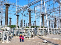 An intelligent robot and operation and maintenance personnel carry out a special inspection of the main equipment in the 500 kilovolt Tongle...