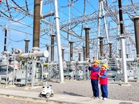 An intelligent robot and operation and maintenance personnel carry out a special inspection of the main equipment in the 500 kilovolt Tongle...