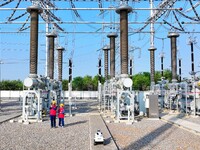 An intelligent robot and operation and maintenance personnel carry out a special inspection of the main equipment in the 500 kilovolt Tongle...