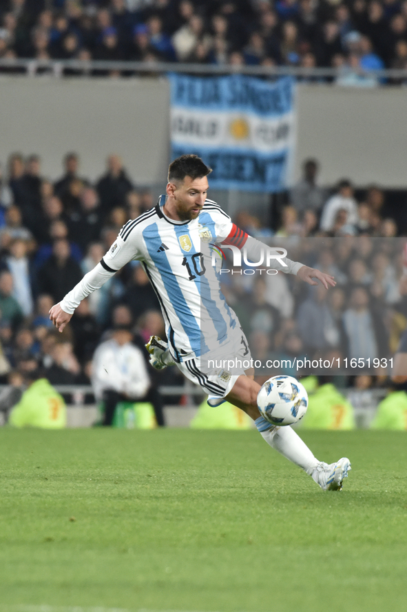 Lionel Messi of Argentina participates in a World Cup Qualifiers match between Argentina and Paraguay at Estadio Mas Monumental Antonio Vesp...