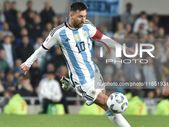 Lionel Messi of Argentina participates in a World Cup Qualifiers match between Argentina and Paraguay at Estadio Mas Monumental Antonio Vesp...