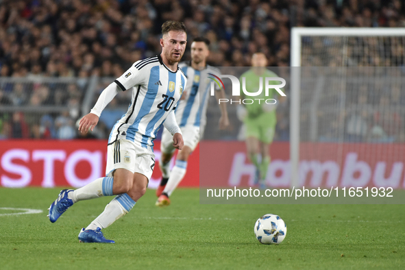 Alexis Mac Allister of Argentina participates in a World Cup Qualifiers match between Argentina and Paraguay at Estadio Mas Monumental Anton...