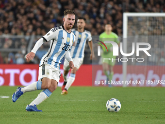 Alexis Mac Allister of Argentina participates in a World Cup Qualifiers match between Argentina and Paraguay at Estadio Mas Monumental Anton...