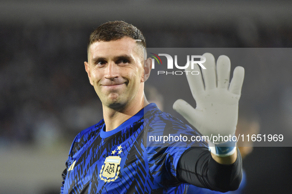 Emiliano Martinez of Argentina warms up before a World Cup Qualifiers match between Argentina and Ecuador at Estadio Mas Monumental Antonio...