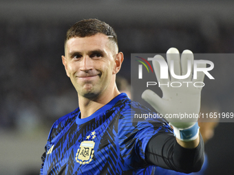 Emiliano Martinez of Argentina warms up before a World Cup Qualifiers match between Argentina and Ecuador at Estadio Mas Monumental Antonio...