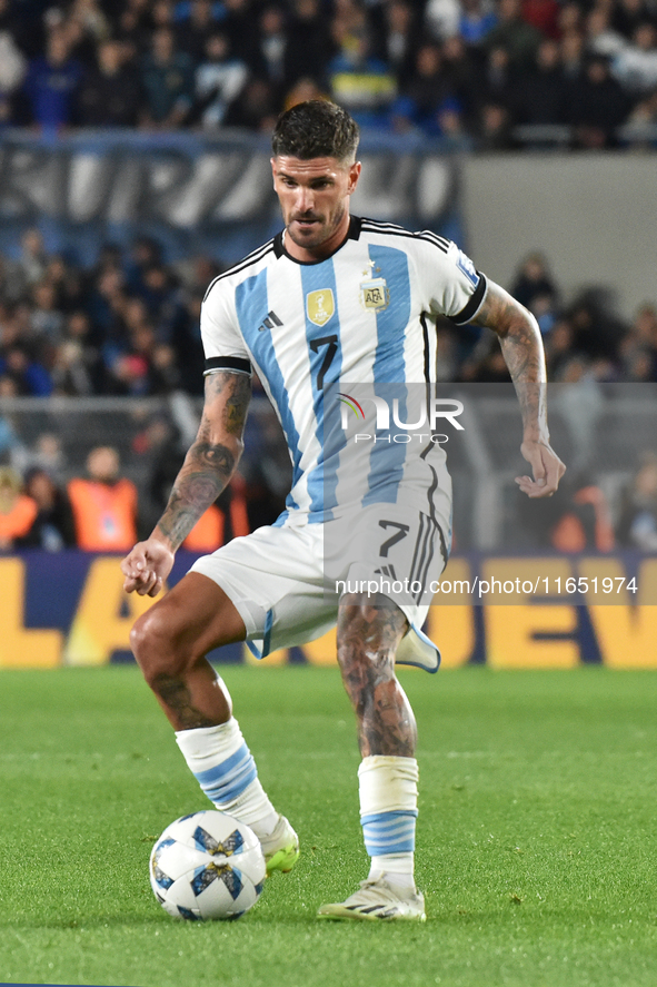 Rodrigo De Paul of Argentina participates in a World Cup Qualifiers match between Argentina and Ecuador at Estadio Mas Monumental Antonio Ve...