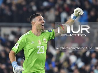 Emiliano Martinez of Argentina celebrates his team's goal in a World Cup Qualifiers match between Argentina and Ecuador at Estadio Mas Monum...