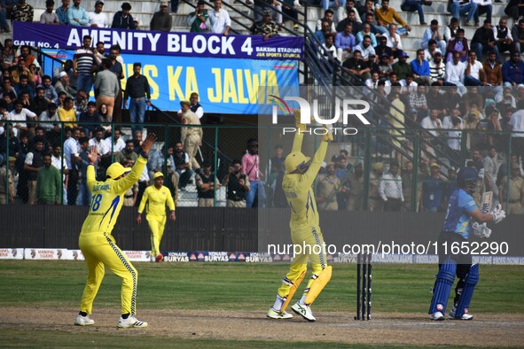 India's Kedar Jadhav (right), United States's Jaskaran Malhotra (center), and India's Gurkeerat Singh Mann (left) participate in the Legends...