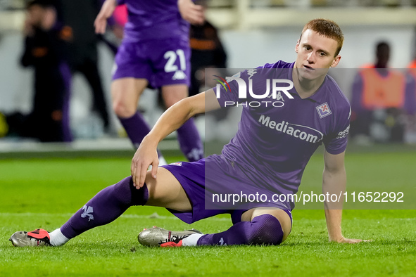 Pietro Comuzzo of ACF Fiorentina lies down on the pitch during the Serie A Enilive match between ACF Fiorentina and AC Milan at Stadio Artem...