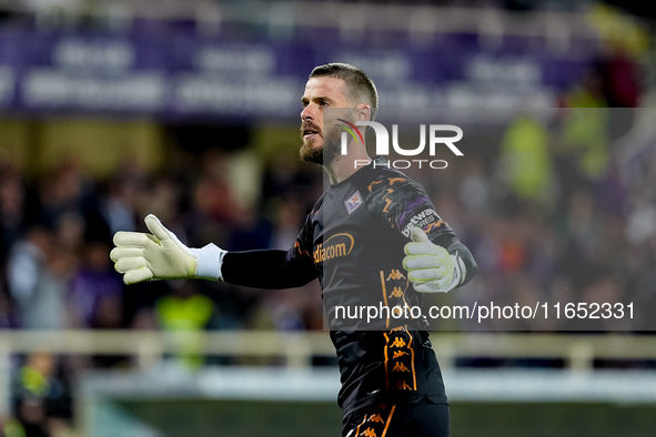 David De Gea of ACF Fiorentina celebrates after saving the second penalty kick of the match during the Serie A Enilive match between ACF Fio...