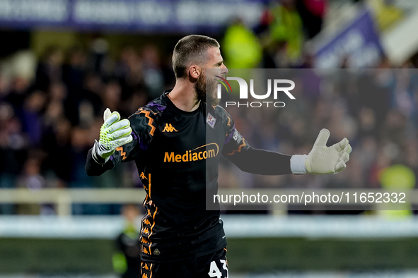 David De Gea of ACF Fiorentina celebrates after saving the second penalty kick of the match during the Serie A Enilive match between ACF Fio...