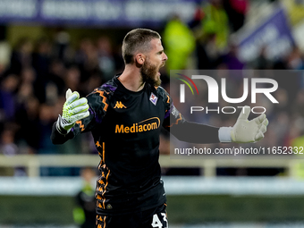 David De Gea of ACF Fiorentina celebrates after saving the second penalty kick of the match during the Serie A Enilive match between ACF Fio...