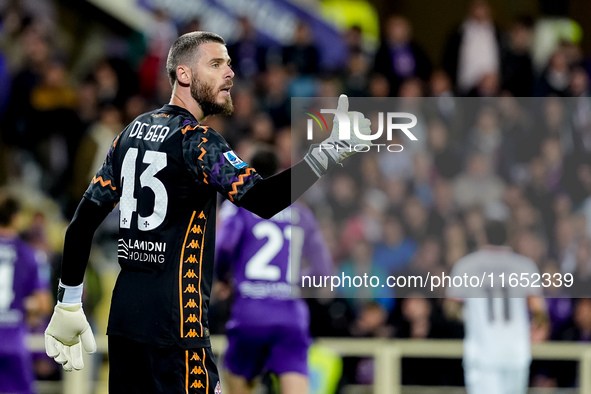 Thumbs up from David De Gea during the Serie A Enilive match between ACF Fiorentina and AC Milan at Stadio Artemio Franchi on October 06, 20...