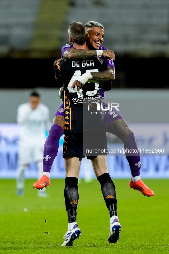 David De Gea of ACF Fiorentina celebrates with Dodo  after Albert Gudmundsson scored second goal during the Serie A Enilive match between AC...