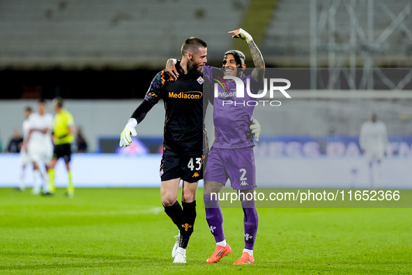 David De Gea of ACF Fiorentina celebrates with Dodo  after Albert Gudmundsson scored second goal during the Serie A Enilive match between AC...