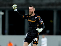 David De Gea of ACF Fiorentina celebrates after Albert Gudmundsson scored second goal during the Serie A Enilive match between ACF Fiorentin...