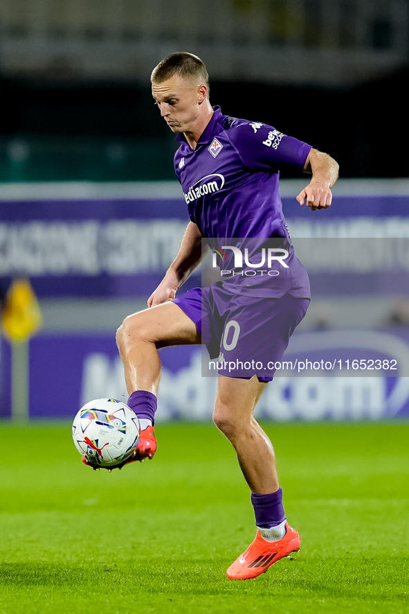 Albert Gudmundsson of ACF Fiorentina controls the ball during the Serie A Enilive match between ACF Fiorentina and AC Milan at Stadio Artemi...