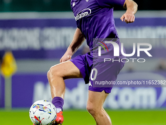 Albert Gudmundsson of ACF Fiorentina controls the ball during the Serie A Enilive match between ACF Fiorentina and AC Milan at Stadio Artemi...