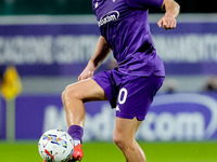 Albert Gudmundsson of ACF Fiorentina controls the ball during the Serie A Enilive match between ACF Fiorentina and AC Milan at Stadio Artemi...