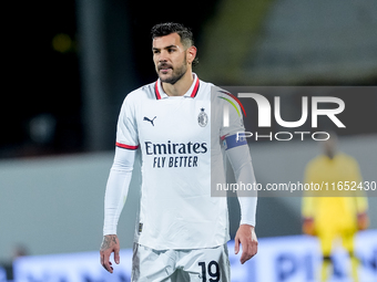 Theo Hernandez of AC Milan looks on during the Serie A Enilive match between ACF Fiorentina and AC Milan at Stadio Artemio Franchi on Octobe...