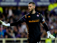 David De Gea of ACF Fiorentina gestures during the Serie A Enilive match between ACF Fiorentina and AC Milan at Stadio Artemio Franchi on Oc...