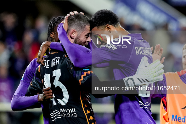 David De Gea of ACF Fiorentina celebrates the victory with Amir Richardson during the Serie A Enilive match between ACF Fiorentina and AC Mi...