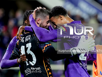 David De Gea of ACF Fiorentina celebrates the victory with Amir Richardson during the Serie A Enilive match between ACF Fiorentina and AC Mi...