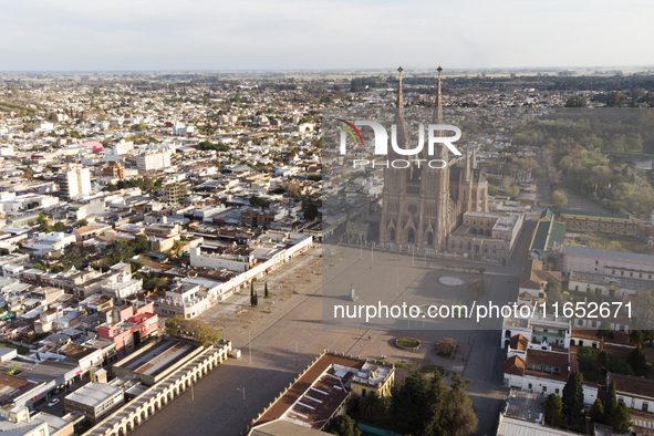 The Basilica of Lujan welcomes thousands of faithful from around the world who come to ask for or thank the Patroness of Argentina in Lujan,...