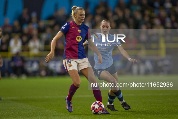 Fridolina Rolfo #16 of FC Barcelona is in possession of the ball during the UEFA Women's Champions League Group D match between Manchester C...