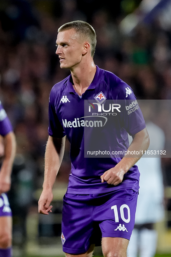 Albert Gudmundsson of ACF Fiorentina looks on during the Serie A Enilive match between ACF Fiorentina and AC Milan at Stadio Artemio Franchi...