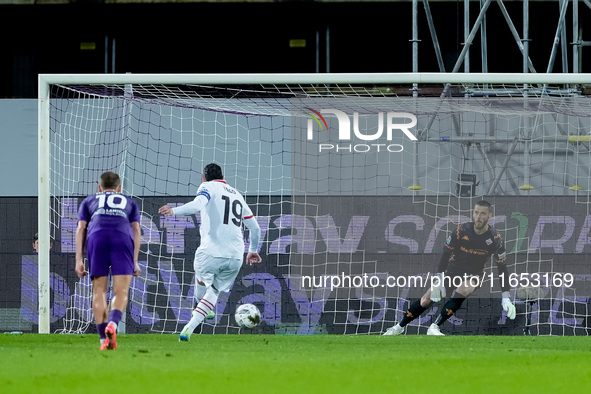 Theo Hernandez of AC Milan misses the penalty kick during the Serie A Enilive match between ACF Fiorentina and AC Milan at Stadio Artemio Fr...