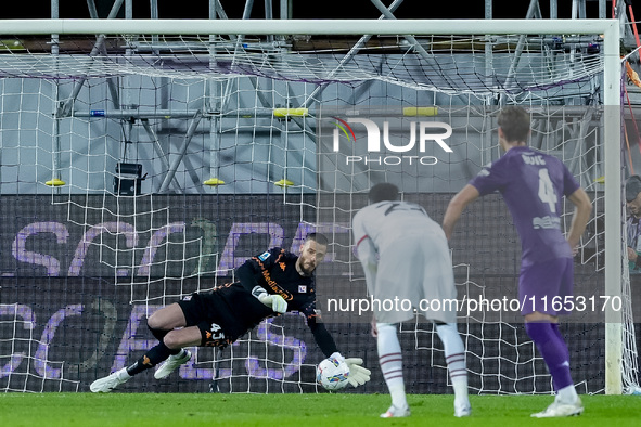 David De Gea of ACF Fiorentina saves on penalty kicked by Theo Hernandez of AC Milan during the Serie A Enilive match between ACF Fiorentina...