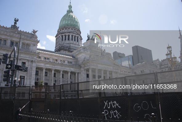 The Argentine National Congress is surrounded by the mobilization against the veto of the university financing law in Buenos Aires, Argentin...