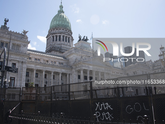 The Argentine National Congress is surrounded by the mobilization against the veto of the university financing law in Buenos Aires, Argentin...