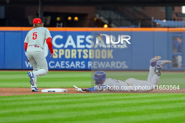 Mark Vientos #27 of the New York Mets doubles during the second inning in Game 4 of a baseball NL Division Series against the Philadelphia P...