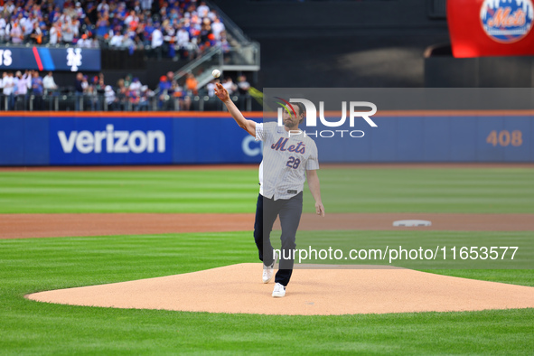 Former New York Mets stars Daniel Murphy and Bartolo Colon participate in the ceremonial first pitch before Game 4 of the baseball NL Divisi...