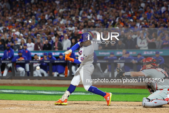 New York Mets player Francisco Lindor #12 hits a grand slam home run during the sixth inning in Game 4 of a baseball NL Division Series agai...