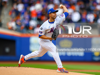 New York Mets starting pitcher Jose Quintana #62 throws during the first inning in Game 4 of a baseball NL Division Series against the Phila...