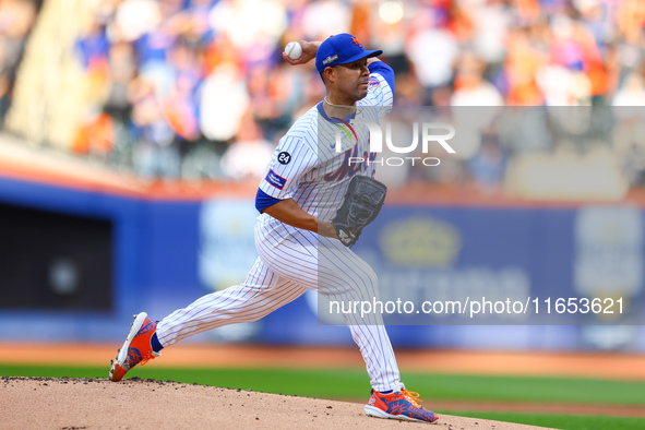 New York Mets starting pitcher Jose Quintana #62 throws during the first inning in Game 4 of a baseball NL Division Series against the Phila...