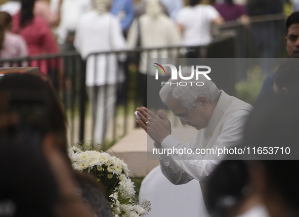 Governor of the Reserve Bank of India, Shaktikanta Das, pays tribute to the mortal remains of Indian industrialist Ratan Tata at the Nationa...