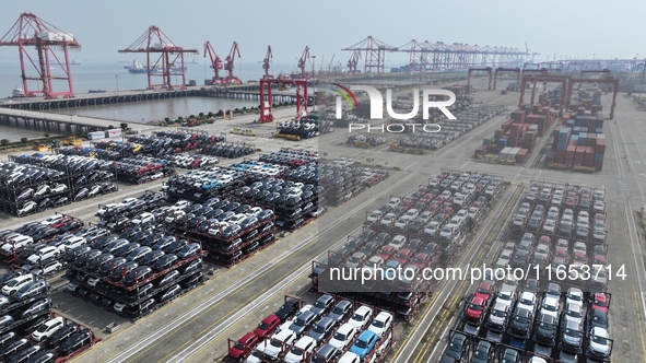 A batch of cars is about to be exported to overseas markets through frame transport at the International Container Terminal in Taicang Port...