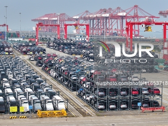 A batch of cars is about to be exported to overseas markets through frame transport at the International Container Terminal in Taicang Port...